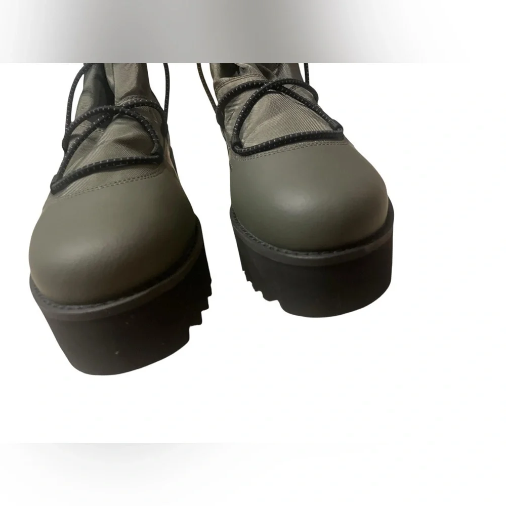 NWOT UGG Ultra Matte Classic Rising Toggle Platform Women's Ankle Boots SZ 8